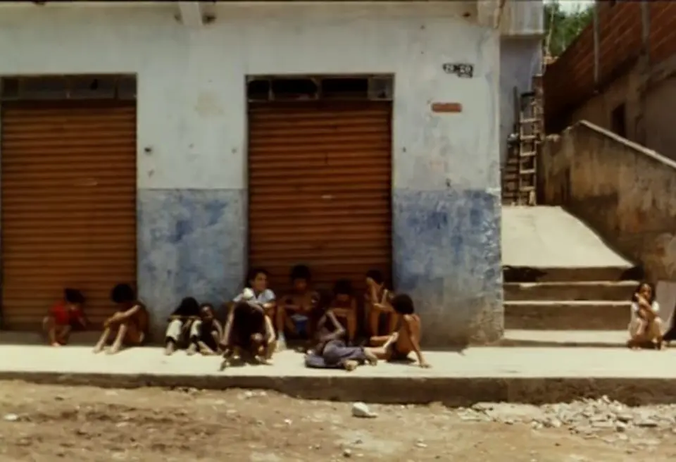 Amigos de infância do Mr Q sentados na frente de um bar fechado
